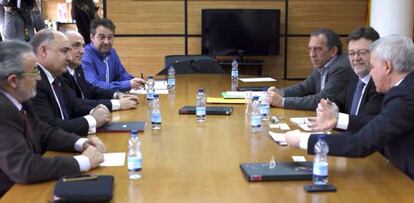 El secretario general del PSPV-PSOE, Ximo Puig, y otros miembros del partido, en la reunión con los representantes de las sociedades musicales.