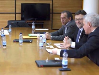 El secretario general del PSPV-PSOE, Ximo Puig, y otros miembros del partido, en la reuni&oacute;n con los representantes de las sociedades musicales.