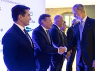El presidente de Indra, Ángel Simón, saluda al Rey Felipe en la Gala de los 50 años del diario EL PAÍS en el Museo Maritimo de Barcelona.