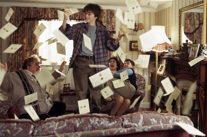 22/05/2013 Una edición única de 'Harry Potter y la piedra filosofal', comentada por su autora J.K. Rowling, se ha vendido por un récord de 150.000 libras (unos 175.000 euros) en una subasta benéfica celebrada en Londres, según dijo la casa Sotheby's
SOCIEDAD CULTURA REINO UNIDO EUROPA
WARNER BROS.