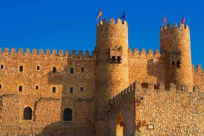 El castillo de los Obispos de Sigüenza es un palacio-fortaleza medieval del siglo XII erigido sobre una alcazaba árabe. Sufrió daños importantes durante las guerras carlistas y la Guerra Civil, de manera que hubo que restaurarlo casi por completo, según planos y documentos antiguos. Hoy es Parador Nacional de Turismo.