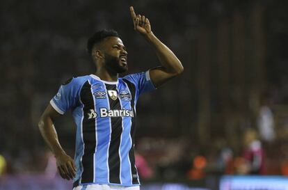 Fernandinho celebra su gol ante Lanús.