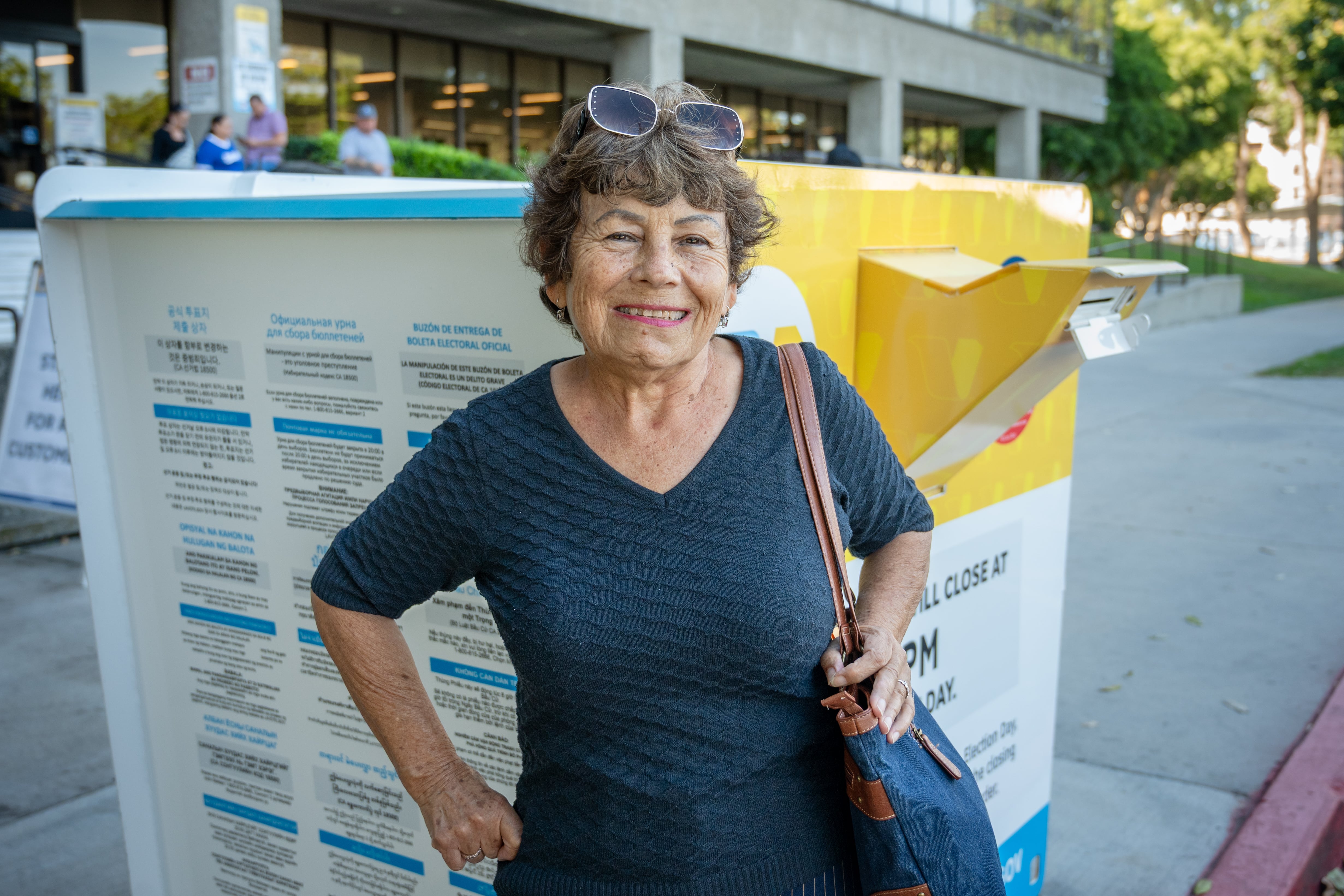 Teresa Burns después de depositar su voto en el buzón de la Oficina Central de Los Ángeles, el 16 de octubre.