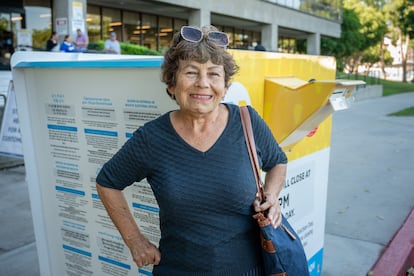 Teresa Burns después de depositar su voto en el buzón de la Oficina Central de Los Ángeles, el 16 de octubre.