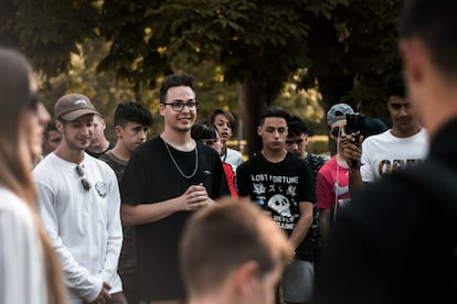 Imagen de la primera batalla de outfits en Madrid. En el centro de la imagen, Byre, organizador.