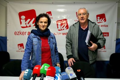 Isabel Salud y Cayo Lara, en la rueda de prensa de Bilbao.