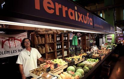 Comercio rotulado en valenciano en el mercado de Russafa.