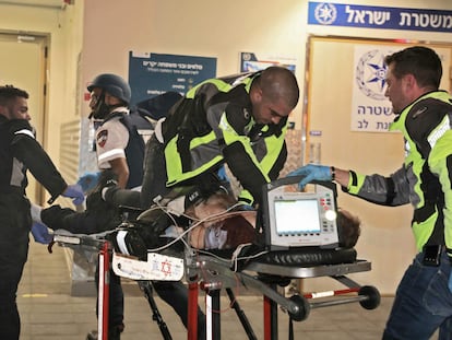Uno de los heridos en el atentado de Tel Aviv, este jueves a su llegada a un hospital.