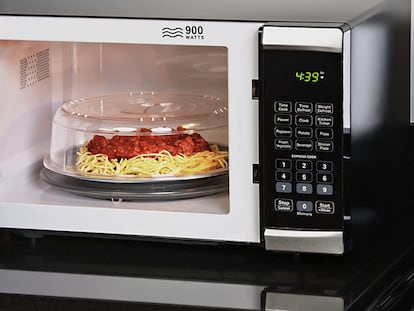 La cubierta para microondas evita que este electrodoméstico se ensucie al calentar la comida.