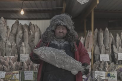 Una vendedora de pescado en Oymyakon, un pequeño poblado situado junto al río Indigirka, en el noreste de la república de Saja, en el este de Siberia (Rusia).