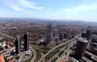 Vista general del distrito financiero de Estambul  desde el edificio de 261 metros de alto, "Torre de Safiro de Estambul", en la capital turca. EFE/Archivo