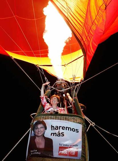La candidata del PSOE a la Alcaldía de Málaga, Marisa Bustinduy, subida en un globo aerostático, esta noche al comienzo de la campaña electoral.
