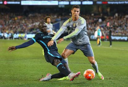 Sagna (d) intenta robar el balón a Ronaldo (i).