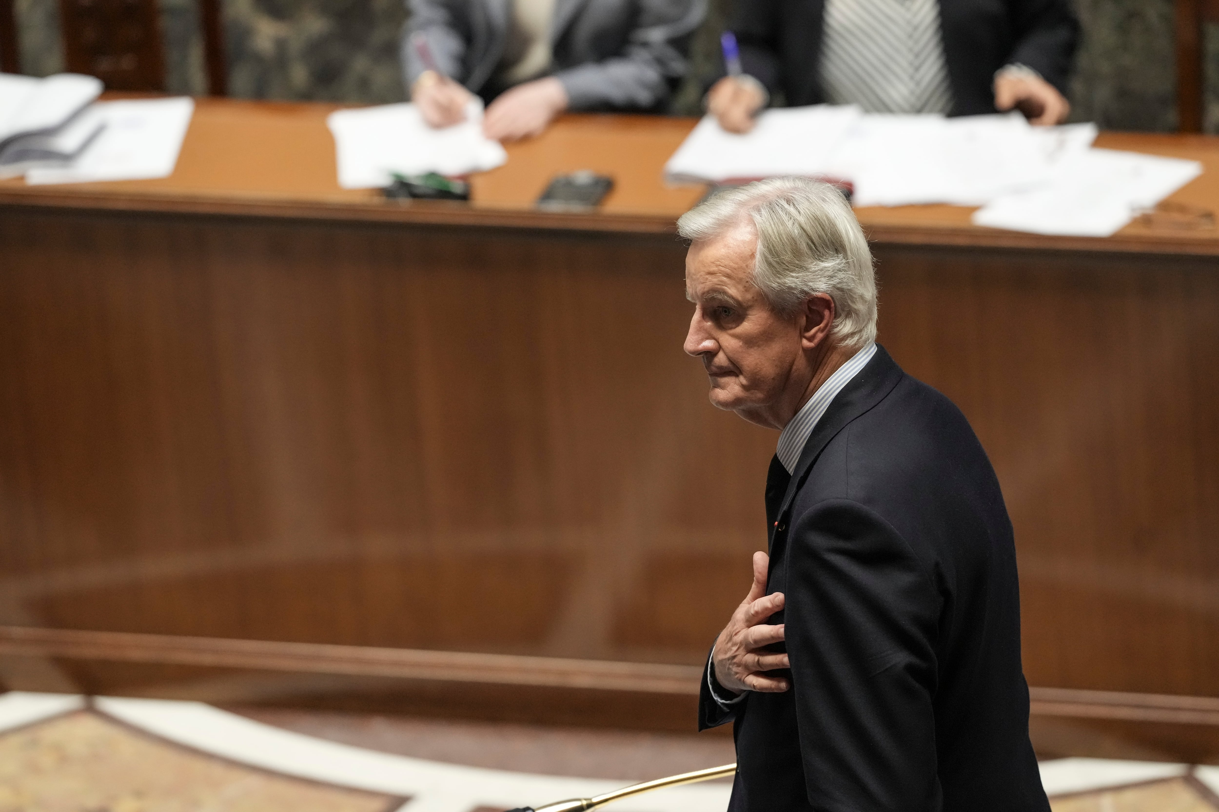 El primer ministro de Francia Michel Barnier, al término de su discurso ante la Asamblea Nacional el 1 de octubre.