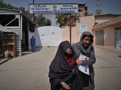 Una pareja sale del hospital 100 Camas de Kabul, donde el año pasado fueron asesinadas 25 personas.