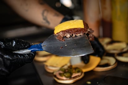 Preparación de una hamburguesa.