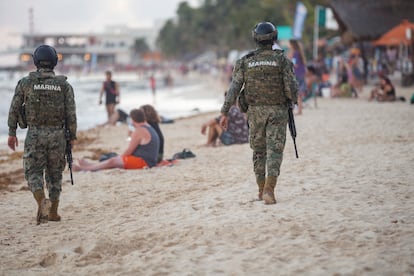 Soldados de la Marina mexicana vigilan una playa de la Rivera Maya en Quintana Roo México el pasado 2 de febrero.