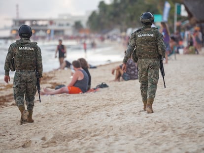 Soldados de la Marina mexicana vigilan una playa de la Rivera Maya en Quintana Roo México el pasado 2 de febrero.