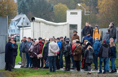 A chanceler alemã Angela Merkel disse no sábado, data em que foi comemorado o 30º aniversário da queda do Muro de Berlim, que "nenhum muro é tão alto ou tão largo que não possa ser atravessado". E lembrou os mortos da ditadura do regime que o criou. Na foto, um grupo de cidadãos visita a fronteira da Alemanha Oriental com a Alemanha Ocidental, um museu ao ar livre em Moedlareuth (Alemanha).