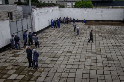 Los prisioneros de guerra pasan parte de su tiempo libre en patio de la cárcel. Todos llevan uniformes de color azul y solo se les permite fumar en zonas habilitadas. 