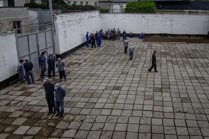 Los prisioneros de guerra pasan parte de su tiempo libre en patio de la cárcel. Todos llevan uniformes de color azul y solo se les permite fumar en zonas habilitadas.