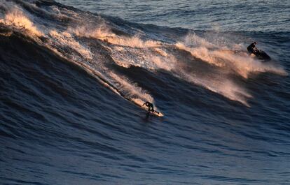 El surfista italiano Alessandro Marciano gira sobre la pared de una ola, este sábado en Nazaré.