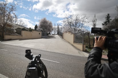 Un cámara en las inmediaciones del Centro Regional Zambrana para Menores Infractores de Valladolid el 4 de marzo.