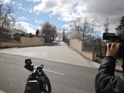 Un cámara en las inmediaciones del Centro Regional Zambrana para Menores Infractores de Valladolid el 4 de marzo.