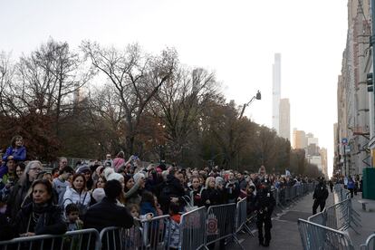 Ciudadanos se reúnen para echar un vistazo a los globos mientras son inflados. El desfile tiene lugar cada año desde 1924, convirtiendo figuras de la cultura popular en globos gigantes y paseándolos por las calles de Nueva York. 