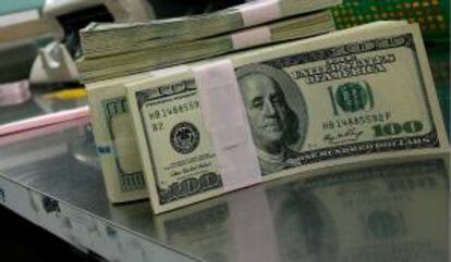 Argentina presentó el pasado viernes un escrito en el que se muestra dispuesta a reabrir la reestructuración, pero a condición de que los fondos de inversión litigantes, que reclaman el pago de 1.330 millones de dólares en bonos en mora desde 2001, adhieran al canje. EFE/Archivo