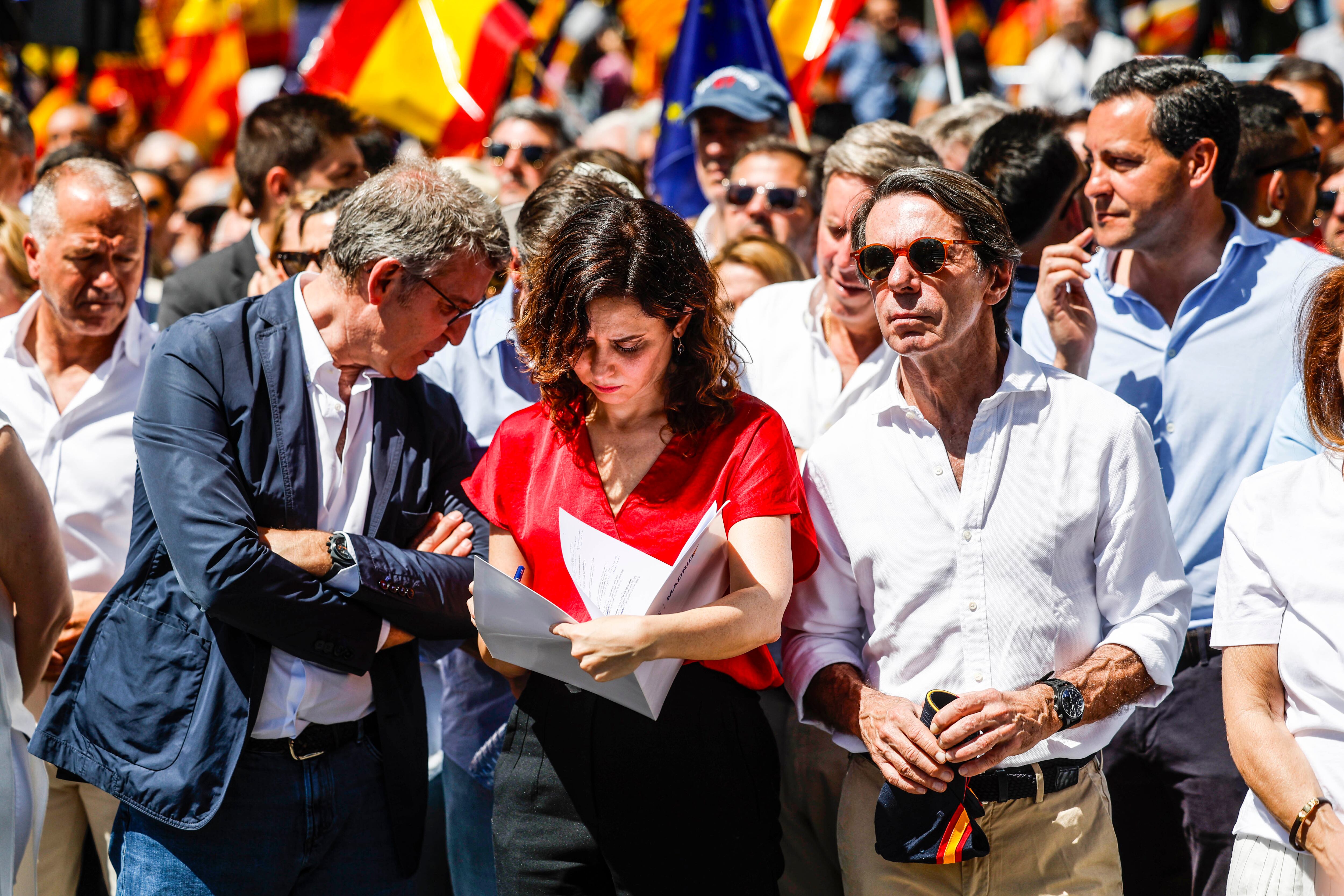 Desde la izquierda, Alberto Núñez Feijóo, líder del Partido Popular; Isabel Díaz Ayuso, presidenta de la Comunidad de Madrid, y José María Aznar, expresidente del Gobierno.