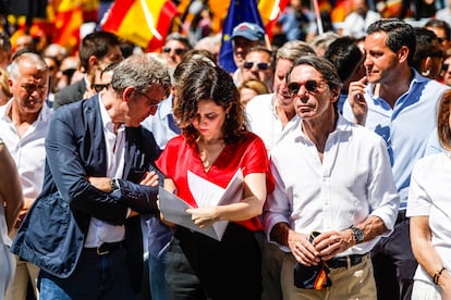 El líder del PP, Alberto Núñez Feijóo, junto a Isabel Díaz Ayuso, y José María Aznar en una concentración del PP contra Pedro Sánchez en mayo de este año.