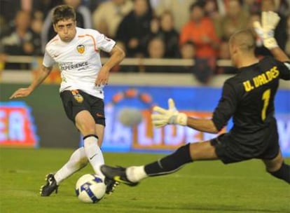 Pablo Hernández introduce el balón entre las piernas de Valdés para marcar.