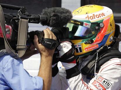 Hamilton celebra su victoria con una cámara de televisión.