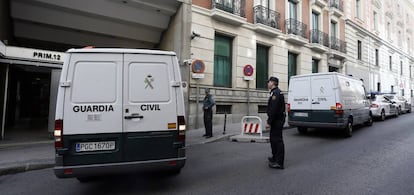 Un furg&oacute;n de la Guardia Civil en los Juzgados de la Audiencia Nacional. 