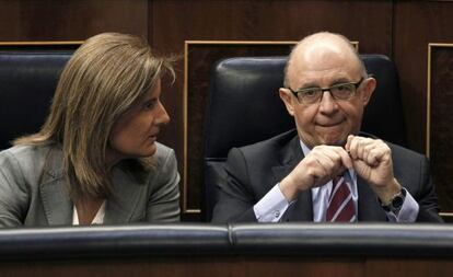 El ministro de Hacienda, Cristóbal Montoro, y la titular de Empleo y Seguridad Social, Fátima Báñez.