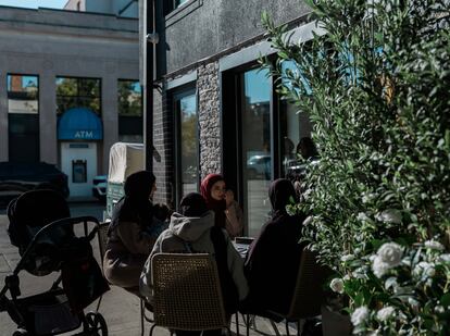 Un grupo de mujeres árabes reunidas en un café en Dearborn.