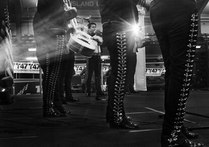 Miembros del Mariachi Tapatío celebran el cinco de mayo en el Estadio Armony Track, en Washington Heights, en el extremo norte de Manhattan.