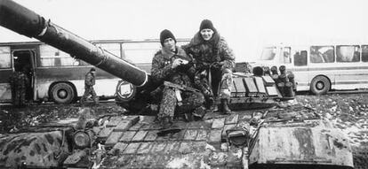 Dos soldados rusos (uno de ellos el espía Litvinenko) sobre un tanque en la guerra de Chechenia, en 1996.