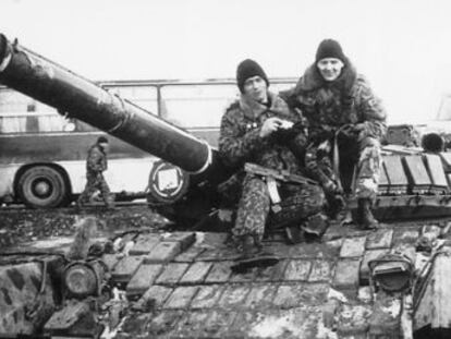 Dos soldados rusos (uno de ellos el espía Litvinenko) sobre un tanque en la guerra de Chechenia, en 1996.