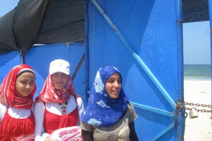 Islam (a la derecha) y sus amigas, en los juegos de verano que organiza la ONU en la playa de Gaza.
