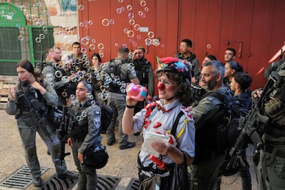 Un payaso frente a la policía fronteriza israelí durante la marcha anual del Día de Jerusalén.