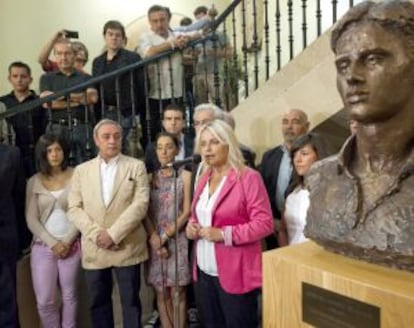 Mari Mar Blanco, junto al busto de su hermano Miguel Ángel, en el homenaje de ayer en Ermua.