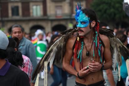 Un manifestante con un traje de ícaro moderno