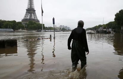 Miles de personas se han visto afectadas en la región de Isla de Francia, que incluye la capital, París, por el desbordamiento del río Sena, que también ha provocado complicaciones en el servicio de transporte parisino. En la imagen, un hombre camina en la rivera del río Sena, en París (Francia), el 2 de junio.
