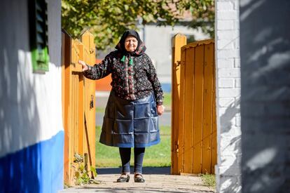 Una mujer vestida de folclore de la región Paloc posa en el porche de la Casa Museo Etnográfico de Tajhaz, en Boldog, al norte de Budapest (Hungría).