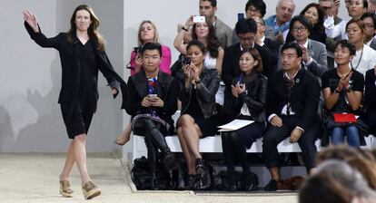 Clare Waight Keller en la Semana de la Moda de París, en septiembre de 2013.