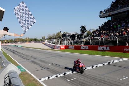 El piloto espa?ol de Ducati, Jorge Martn, cruza la lnea de meta en el Gran Premio Solidario de MotoGP de Barcelona, este domingo.