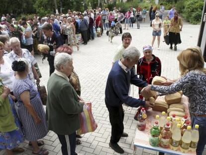 Cola para recibir pan de forma gratuita, el 3 de julio en Donetsk.