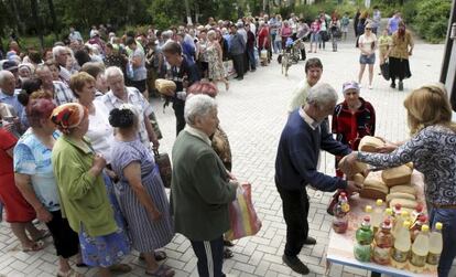 Cola para recibir pan de forma gratuita, el 3 de julio en Donetsk.